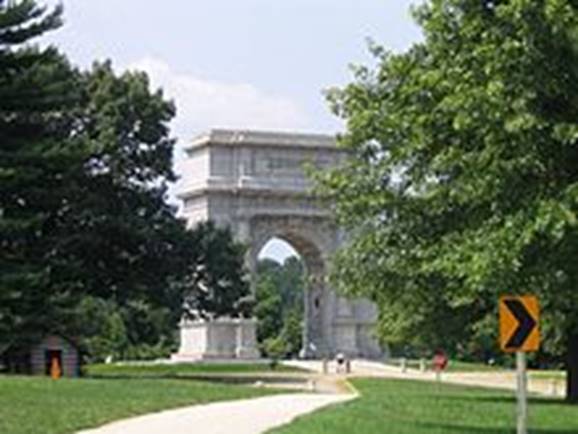 https://upload.wikimedia.org/wikipedia/commons/thumb/0/05/Valley_forge_revolutionary_war_memorial_bs.jpg/220px-Valley_forge_revolutionary_war_memorial_bs.jpg